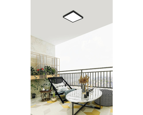 Scenă de terasă cu plafonieră pătrată, scaun și masă