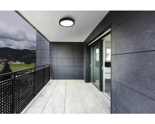 Balcon cu podea de gresie, placare de perete și plafonieră