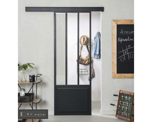Ușă glisantă în stil atelier cu panouri de sticlă și cadru negru