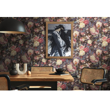 Vedere a camerei cu tapet floral, masă de sufragerie și tablou pe perete