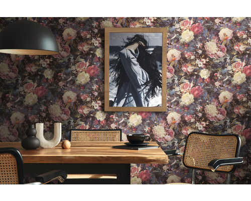 Vedere a camerei cu tapet floral, masă de sufragerie și tablou pe perete