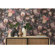Cameră decorativă cu tapet floral și comodă din lemn