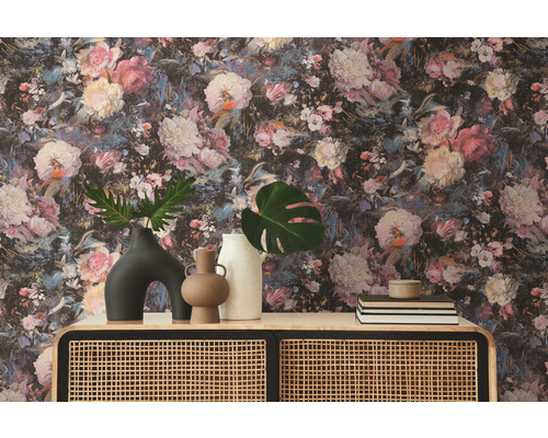 Cameră decorativă cu tapet floral și comodă din lemn
