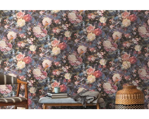 Cameră cu tapet cu model floral, scaun și bancă