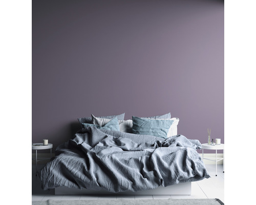 Dormitor cu pat, noptiere și perete violet