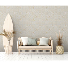 Perete decorativ cu model de țiglă în spatele zonei de relaxare și al scândurii de surf