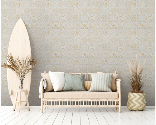 Perete decorativ cu model de țiglă în spatele zonei de relaxare și al scândurii de surf