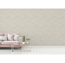 Living cu canapea în fața unui perete cu model de faianță