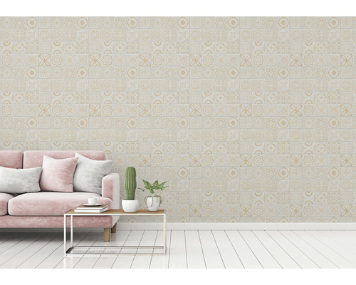 Living cu canapea în fața unui perete cu model de faianță