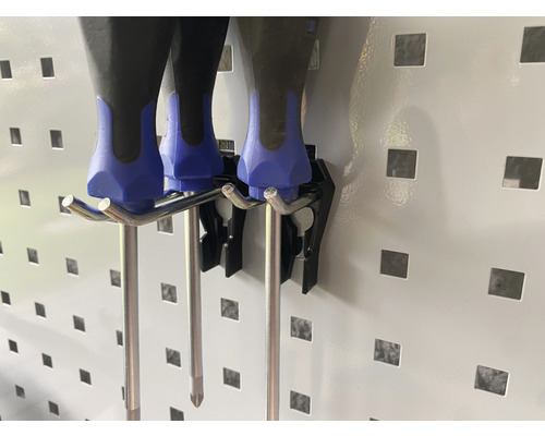 Două șurubelnițe atârnate de un suport de perete perforat.