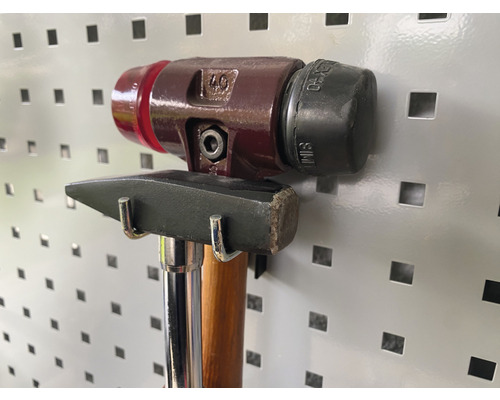 Două ciocane atârnate pe un panou de scule.