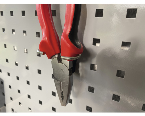 Clește combinat cu mânere pe un panou perforat