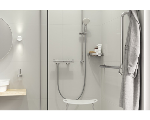 Baie luminoasă cu duș, scaun de duș, bară de sprijin și halat de baie