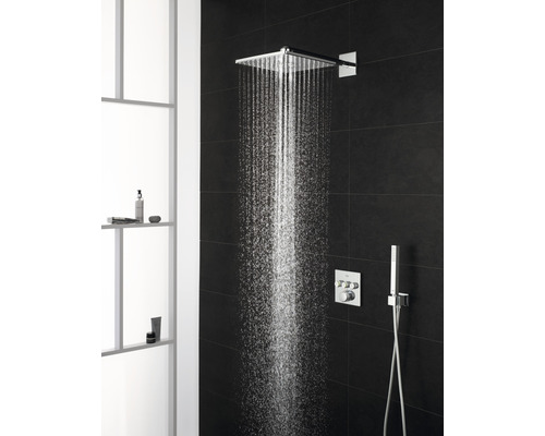 Cap de duș pătrat cu duș de mână și robinet termostatic într-o baie