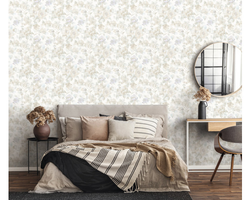 Dormitor cu tapet cu motive florale, pat și mobilă