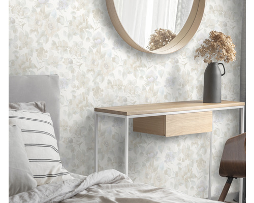 Dormitor cu tapet floral, oglindă și consolă