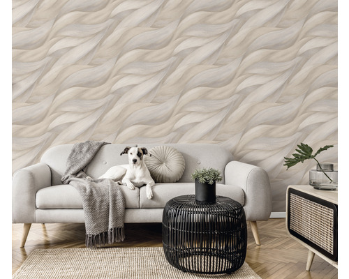 Cameră de zi cu tapet cu model, canapea, măsuță laterală și câine