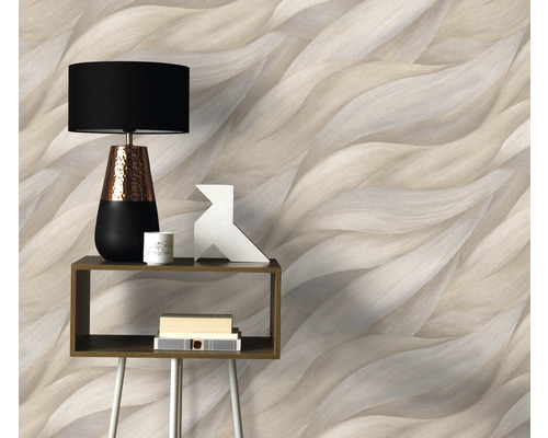 Vedere a camerei cu tapet cu model și măsuță laterală cu lampă