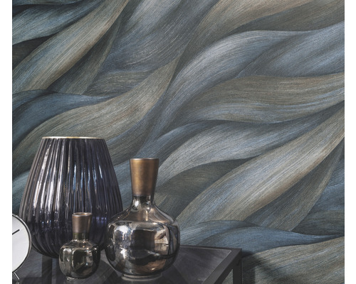 Tapet decorativ cu model ondulat și vaze pe o masă