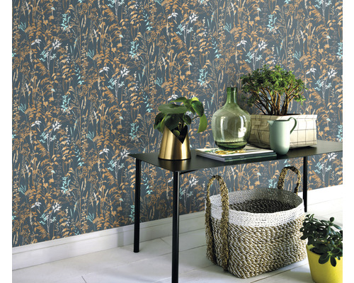 Tapetă decorativă cu model floral într-un spațiu de locuit