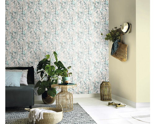 Living cu tapetă florală, canapea și plante