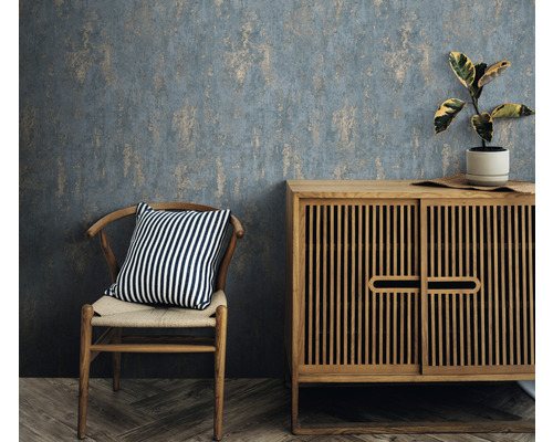 Cameră de zi cu tapet cu model, scaun din lemn cu pernă și bufet