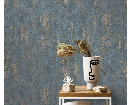 Tapet decorativ cu model abstract, combinat cu o vază și elemente decorative pe o masă.