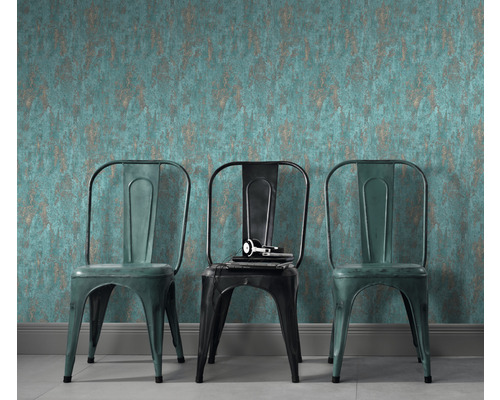 Scenă cu tapet cu model și trei scaune metalice