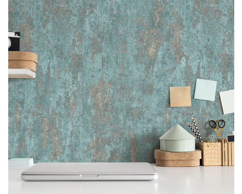 Scenă cu un tapet texturat, un laptop și articole de birou pe un birou alb.