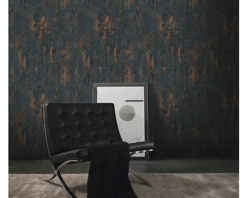 Cameră cu tapet cu model, fotoliu și fotografie înrămată