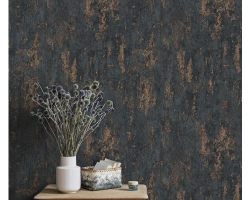 Perete decorativ cu tapet texturat și aranjament floral în vază