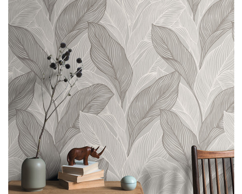 Prim-plan cu un perete cu tapet cu model de frunze