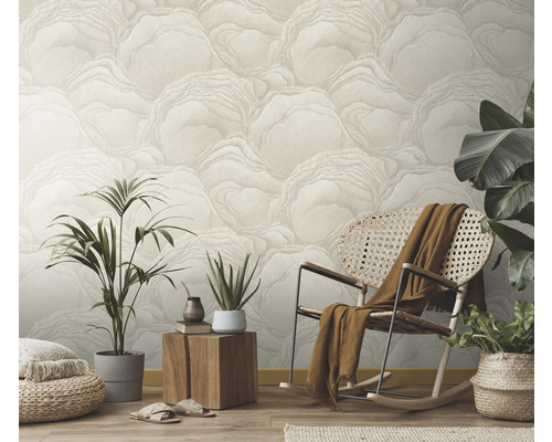 Cameră de zi cu tapet cu model, balansoar și plante de interior pentru o atmosferă confortabilă