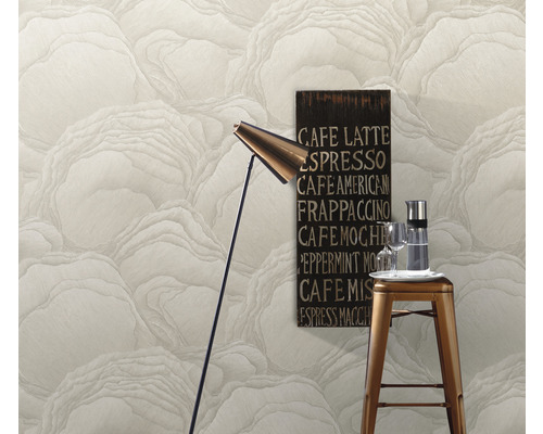 Vedere a camerei cu tapet, lampă de podea, tablou și scaun de bar