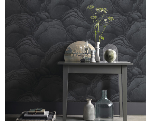 Tapet cu motiv de piatră și elemente decorative pe o masă