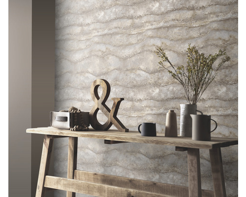 Prim-plan cu un perete cu tapet de marmură deasupra unei mese din lemn cu decorațiuni