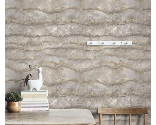 Cameră de zi cu tapet structurat cu model ondulat, masă și decorațiuni