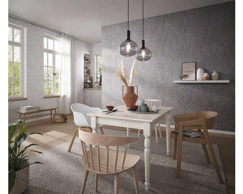 Zonă de luat masa luminoasă cu masă, scaune, corpuri de iluminat suspendate și decorațiuni