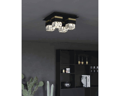 Plafonieră cu pandantive de cristal într-o cameră mobilată modern