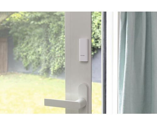 Senzor de ușă și fereastră Netatmo montat pe o ușă