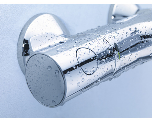 Prim-plan cu robinet cu picături de apă