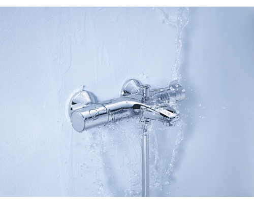 Baterie de duș montată pe suprafață cu jet de apă pe un perete