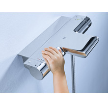 Baterie termostatică Grohe cu mână, instalată în baie