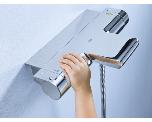 Baterie termostatică Grohe cu mână, instalată în baie