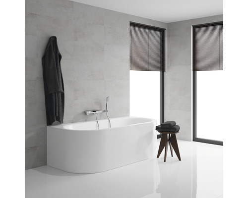 Baie cu cadă, prosoape și jaluzele pentru ferestre