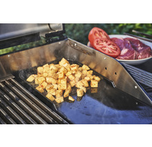 Cuburi de cartofi preparați pe o plită lângă roșii și carne