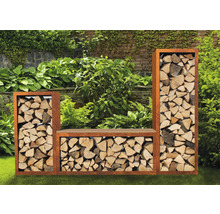 Bancă de lemn cu rafturi de lemn în grădină