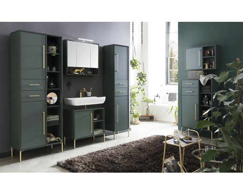 Baie cu dulapuri înalte, dulap sub chiuvetă, dulap cu oglindă și covor pentru un decor modern
