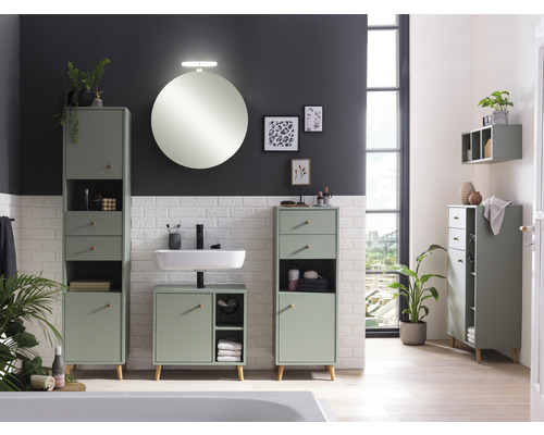 Baie cu lavoar, dulap cu oglindă și dulapuri înalte