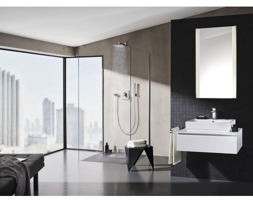 Baie modernă cu duș, lavoar și oglindă